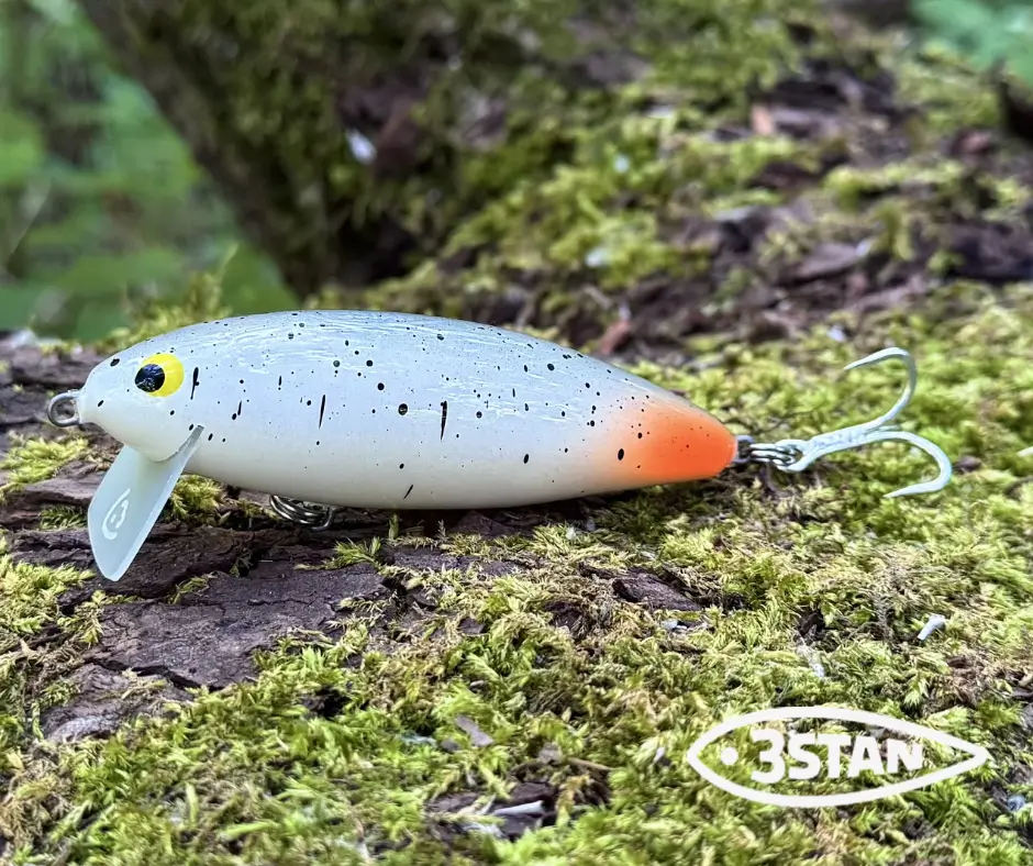 Obrázok produktu Wobler 3STAN FATTY 90 SS plávajúci – Fire Tail Freckled Albino